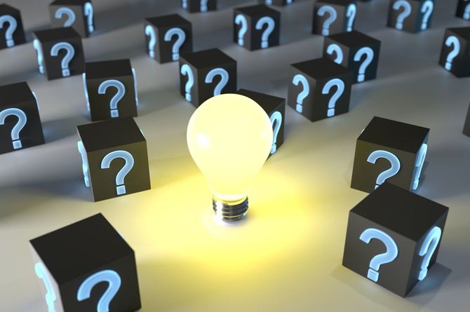 クエスチョンマークが描かれたたくさんのブロックに囲まれた電球