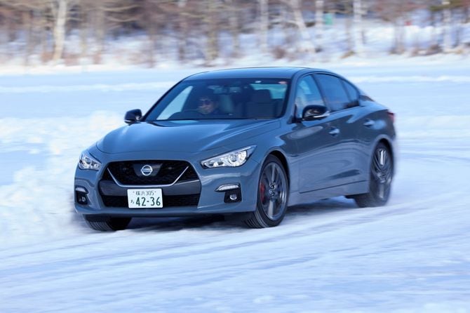 スカイライン「400R」試乗の様子。V型6気筒3.0lツインターボは405PSを発生。これを後輪のみで路面に伝える