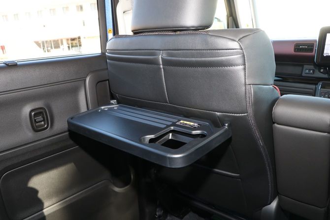 後部座席のテーブル