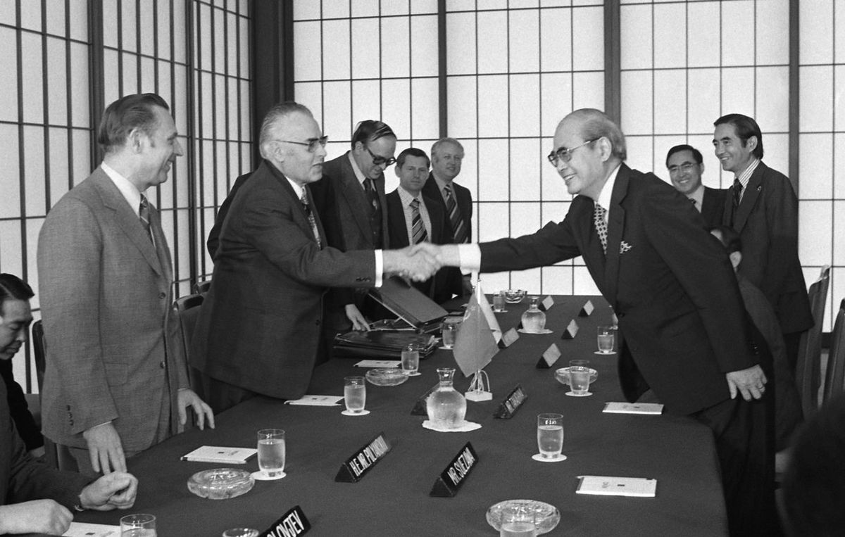 初の日ソ事務レベル協議でソ連のフィリュービン外務次官（左）と握手する高島益郎外務審議官。向側左端はポリヤンスキー駐日大使（1979年5月14日、東京・港区の外務省飯倉公館）