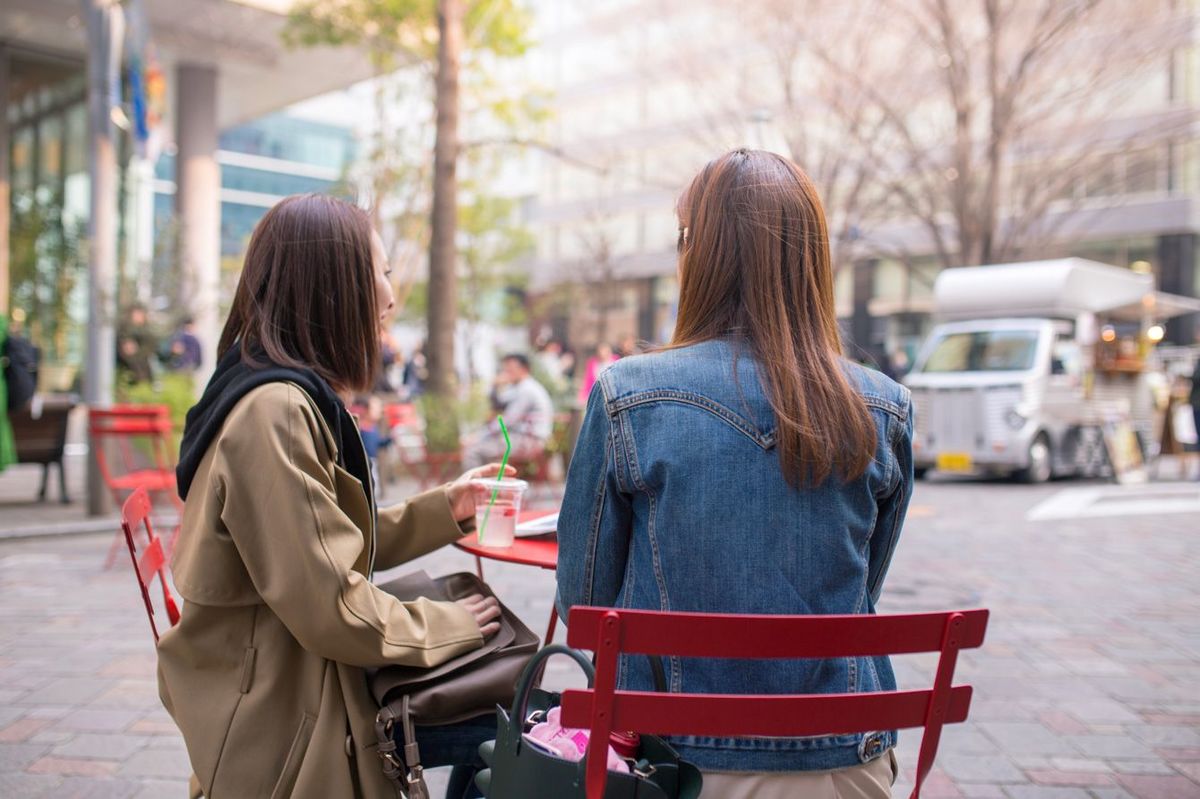 カフェテラスでティータイムをする二人の女性