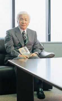 <strong>神戸製鋼所社長・工学博士 佐藤廣士</strong>●1945年、大分県生まれ。70年、九州大学大学院修士課程冶金学専攻修了。同年神戸製鋼所に入社。技術開発本部材料研究所長、技術開発本部開発企画部長を経て96年取締役、2003年専務、04年副社長、09年4月より現職。趣味 ゴルフ、スポーツ観戦（ラグビー、野球）