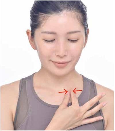鎖骨の胸骨側を寄せて引っ張る