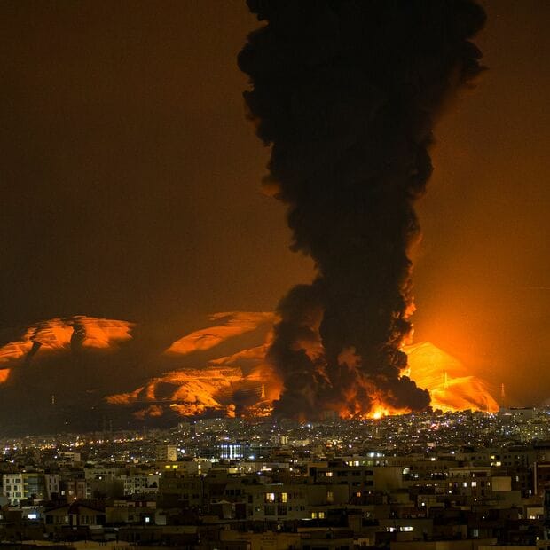 イスラエルの空爆により炎上するテヘランの石油貯蔵庫、2026年3月7日