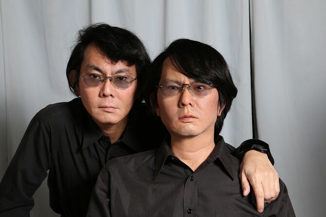 大阪大学大学院基礎工学研究科　石黒浩教授（左）とジェミノイドHI-4