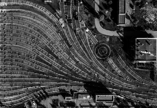 大都市の線路のモノクロ空撮