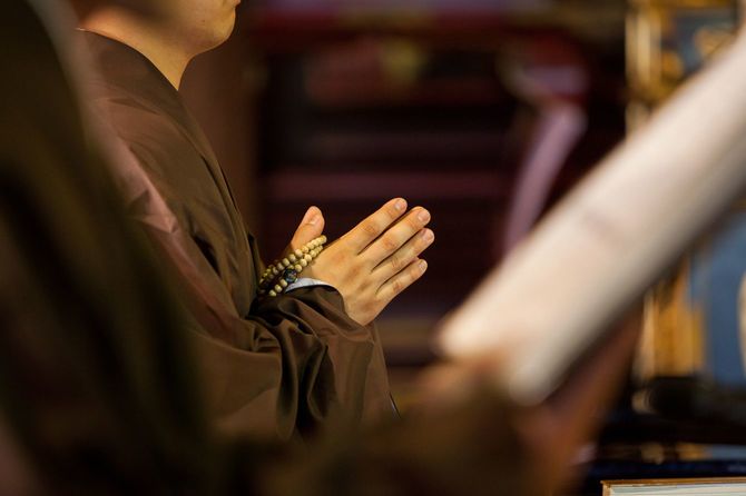 手を合わせる仏教の僧侶