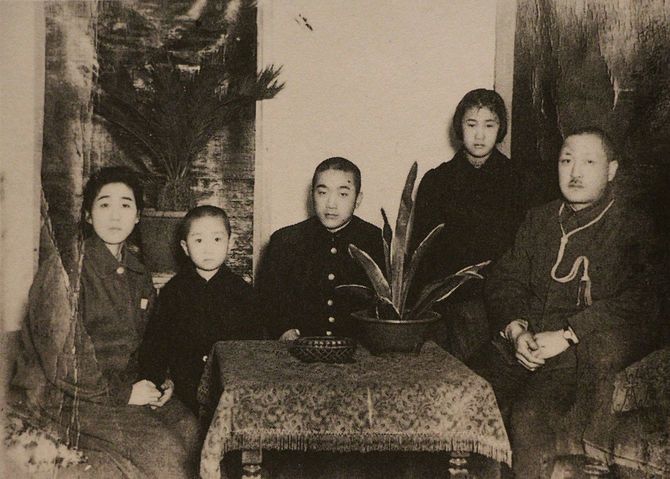 満州・牡丹江の自宅で。左から、母、なかにしさん、兄、姉、父。