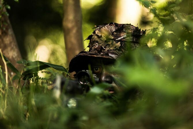 ジャングルに潜む軍人