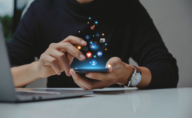 スマホでSNSを利用する人