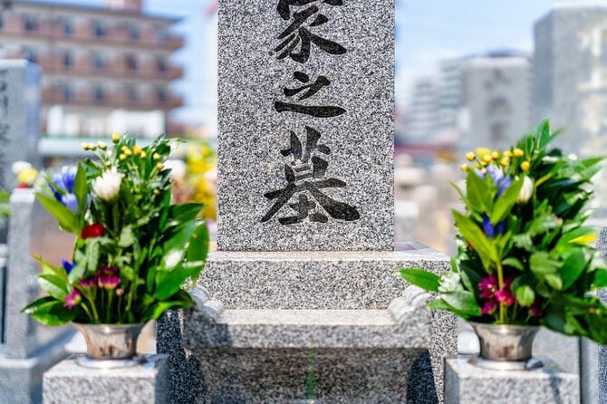 日本人の墓参りの風景