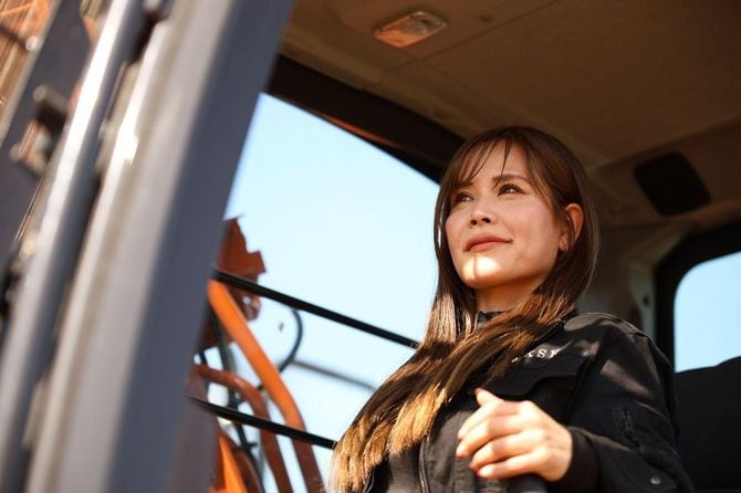 これまで、会社の置き場でしかユンボを操縦していなかった東さんにとって、実際の建設現場での作業はすべてが新鮮だったという