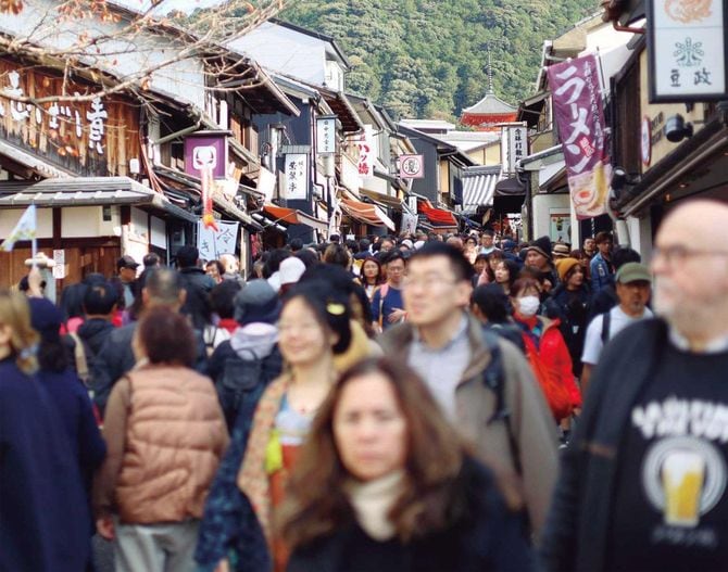 観光客で混雑する京都・清水寺の周辺（画像＝共同）