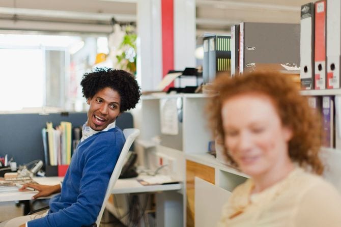 オフィスで話しかける人