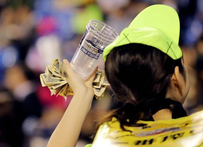 神宮球場のビール売り子