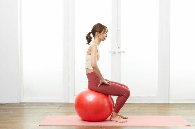 ［姿勢のNG］かかとがボールにくっつくと、姿勢が猫背気味になるので、これはNGです