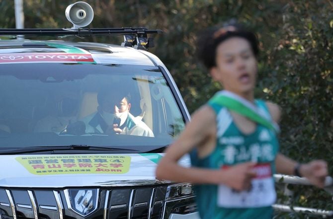第98回箱根駅伝：3区、先頭に立った太田蒼生（手前）に声をかける青学大の原晋監督＝2022年1月2日、神奈川県平塚市［代表撮影］