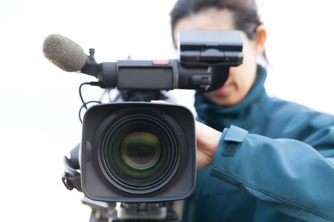 テレビの撮影をするカメラマン