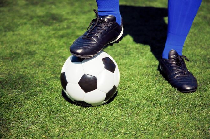 サッカーボールとサッカー選手の足