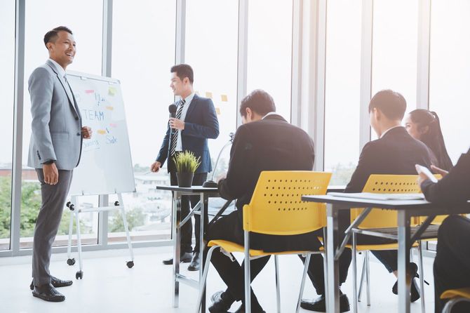 研修を受ける社員たち