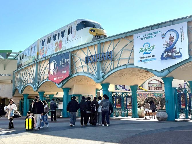 ディズニーリゾートラインやディズニー映画の広告が並ぶイクスピアリの入口。一見すると「ディズニーの街」に見えるが、施設内にディズニーキャラクターの姿はない