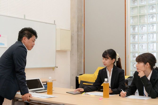 男性社員からの研修を受ける女性社員