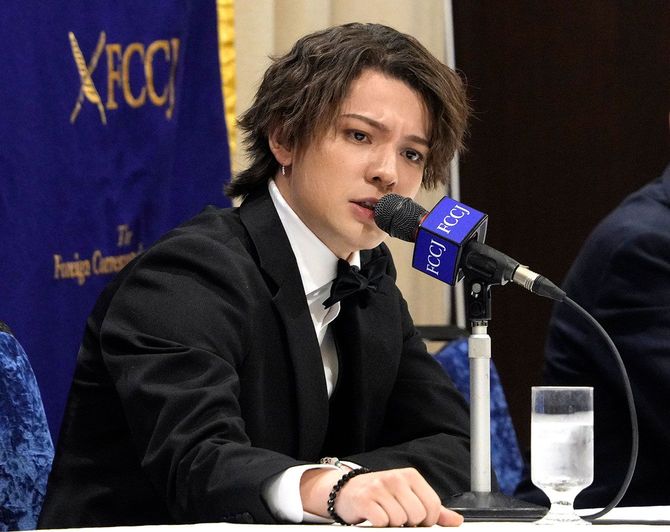 日本外国特派員協会で記者会見する元ジャニーズJr.のカウアン・オカモト氏。＝2023年4月12日