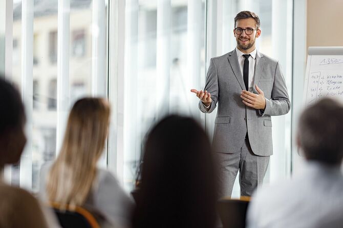 スピーチをするCEO