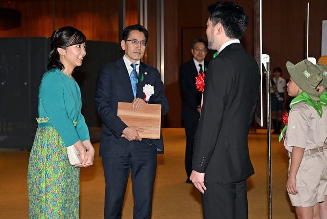 第33回森と花の祭典「みどりの感謝祭」で出席者らに声を掛けられる秋篠宮家の次女佳子さま