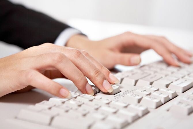 タイピングする手