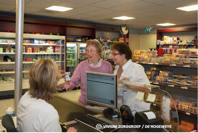 オランダのホグウェイ内のスーパー（c）VIVIUM ZORGGROPE/DE HOGEWEYK