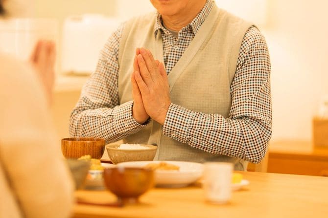 ご飯を食べるシニアカップル