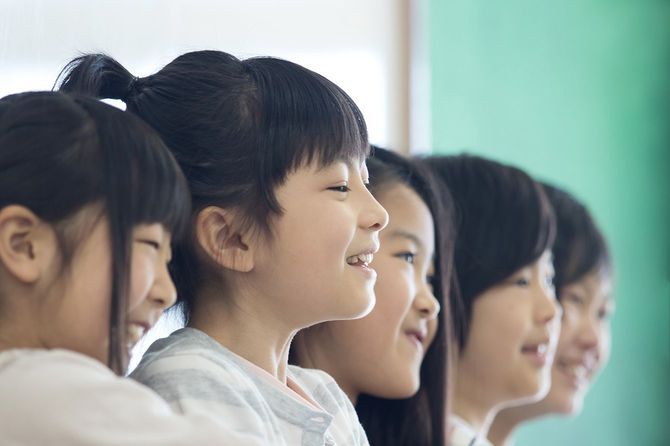 教室で笑顔の小学生たち