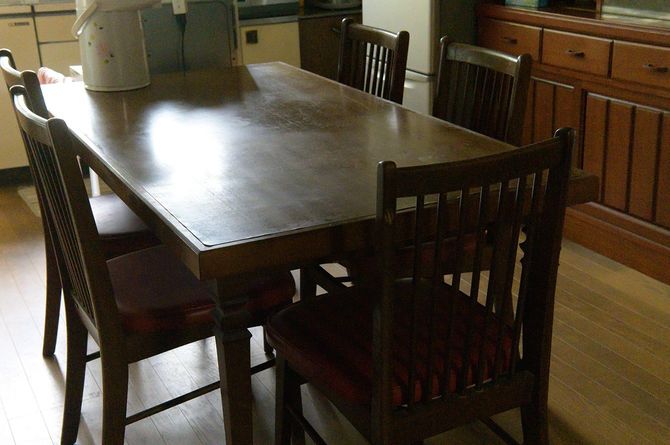 大きくて広々としたダイニングテーブル