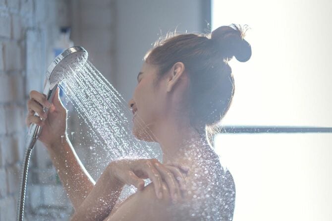 シャワーを浴びる女性