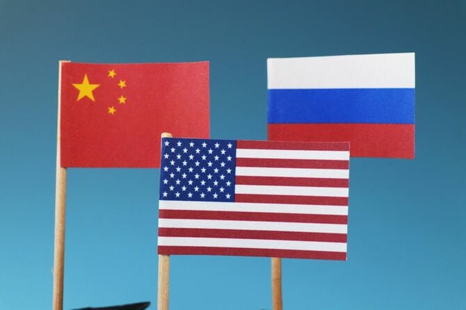 中国、ロシア、アメリカの国旗