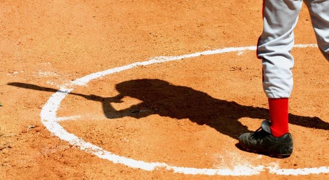 サークルの中に立つバッターの男の子