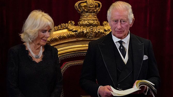 ロンドンで開かれた式典に出席するチャールズ英国王(右)とカミラ夫人=2022年9月10日、イギリス・ロンドン