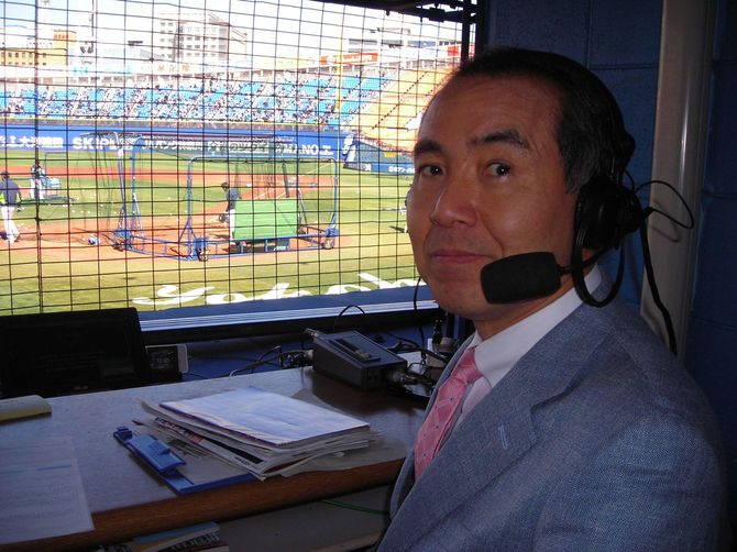 スポーツアナウンサーの四家秀治さん。2016年、横浜スタジアムの実況席で。