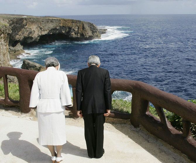 サイパンのバンザイクリフを訪れ、黙とうされる天皇、皇后両陛下(当時)