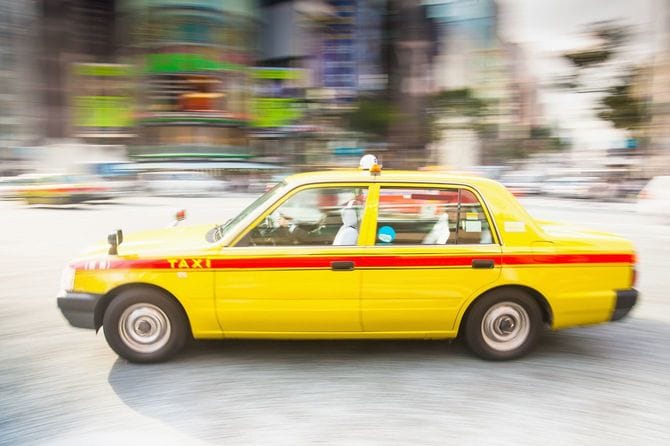 街を走るタクシー