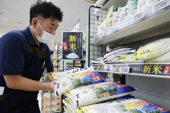 新米の販売を開始した売り場=2024年8月2日、東京都小平市