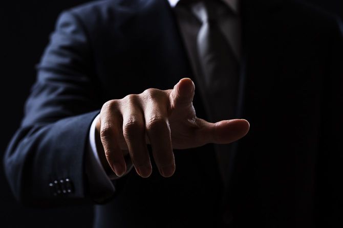 指をさすビジネスマン