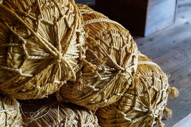 古い日本の家に入った米袋