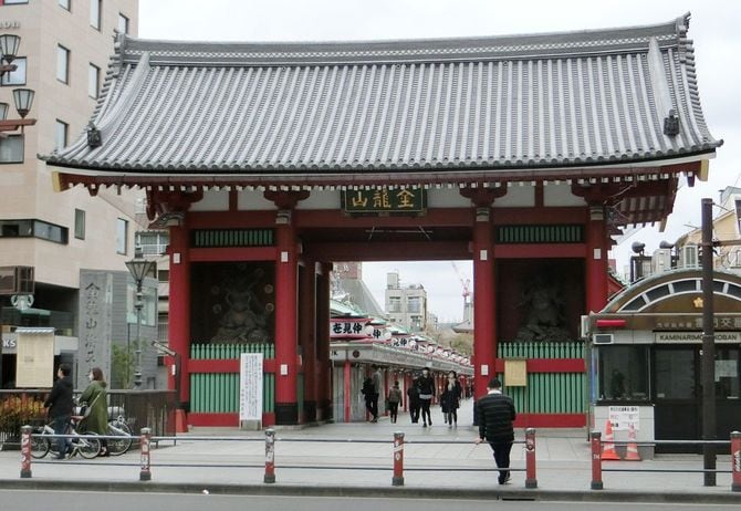 人がまばらな東京・浅草の雷門=2020年4月12日、東京都台東区