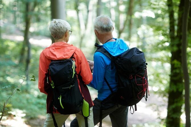 アウトドアを楽しんでいるアクティブなシニア