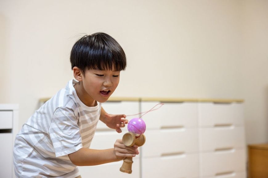 けん玉をする男の子