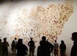 エミリー・プリンス<br>
大きな展示会場の壁全体をアメリカの地図に見たて、戦死した人々の出身地に似顔絵のIDを貼った作品。