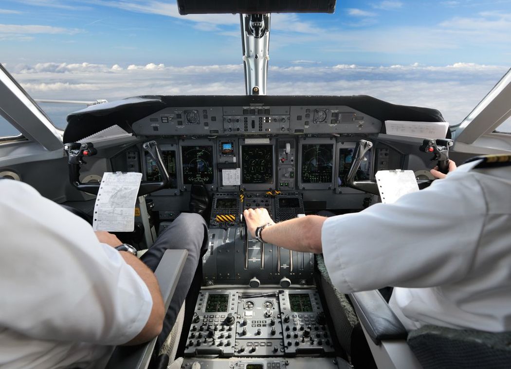 現役パイロットが実践する「目のケア術」 飛行中はまぶしい光にさらされる