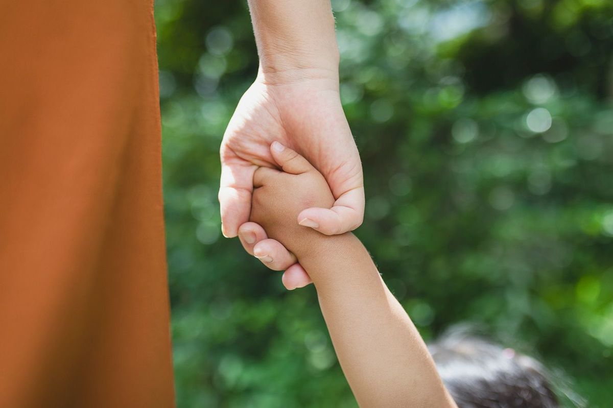 つないだ母子の手